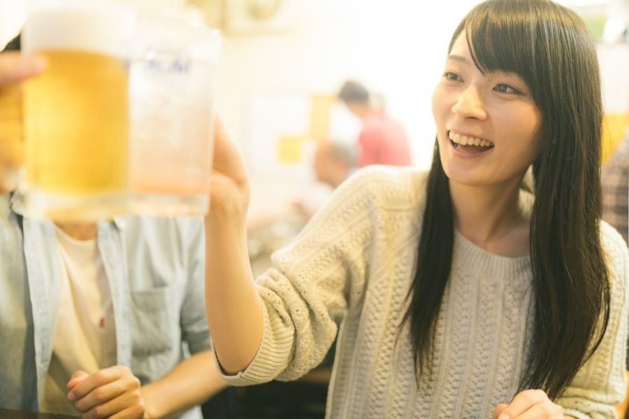 居酒屋で乾杯するお客様